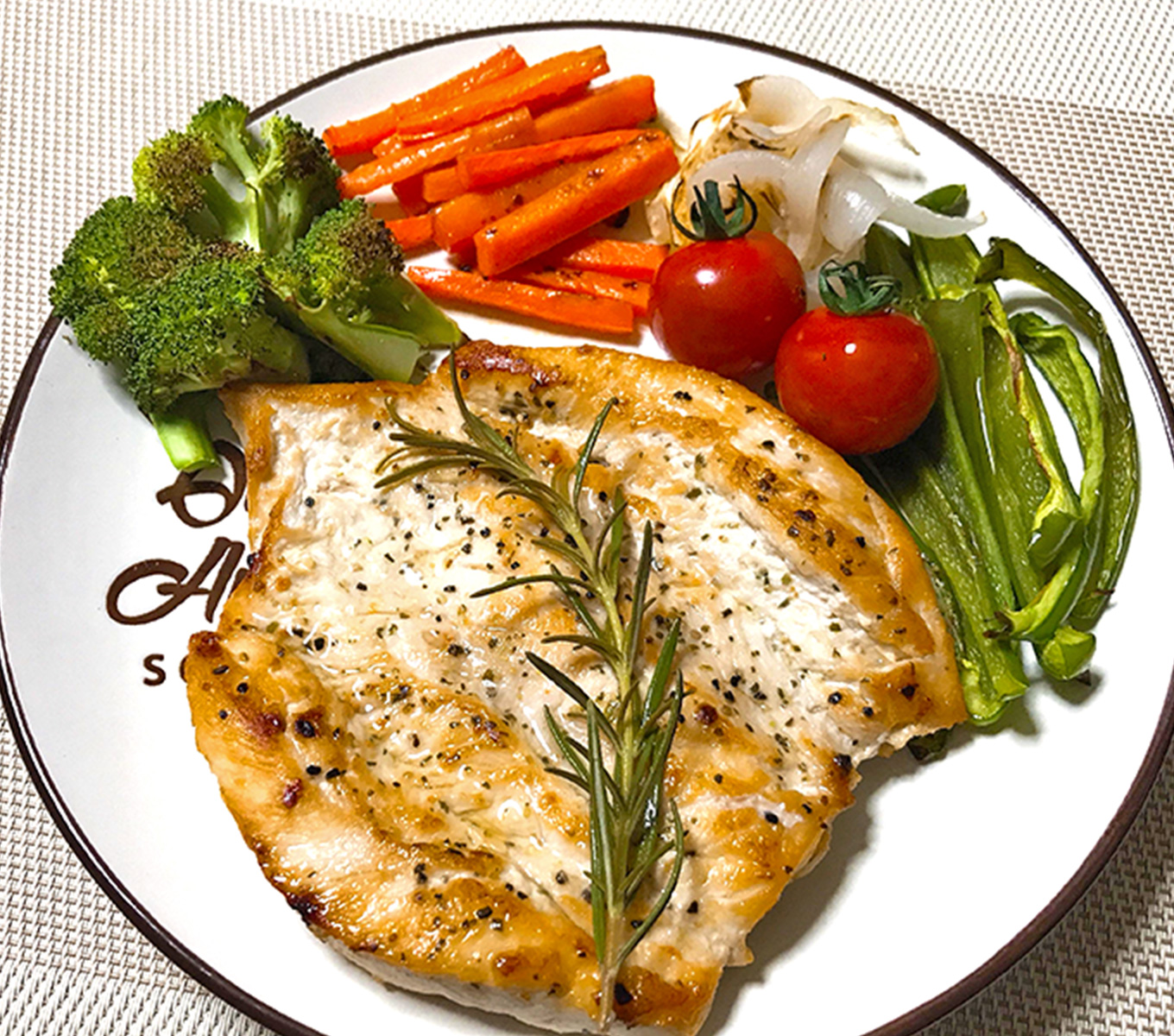 高たんぱくで調理簡単！野菜のグリルと鶏胸肉のチキンステーキ