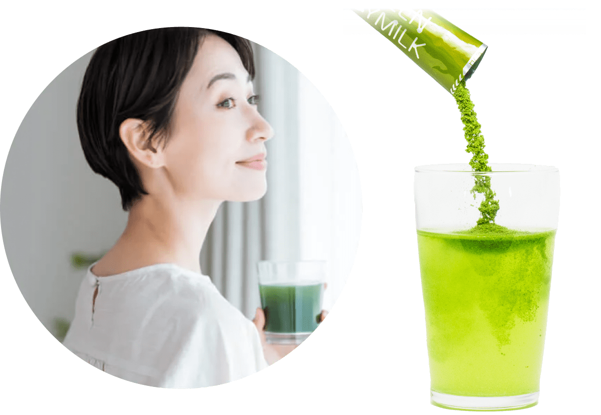 青汁を飲む女性