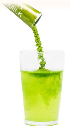 水の入ったグラスにＧＲＥＥＮ ＳＯＹＭＩＬＫを溶かすシーン
